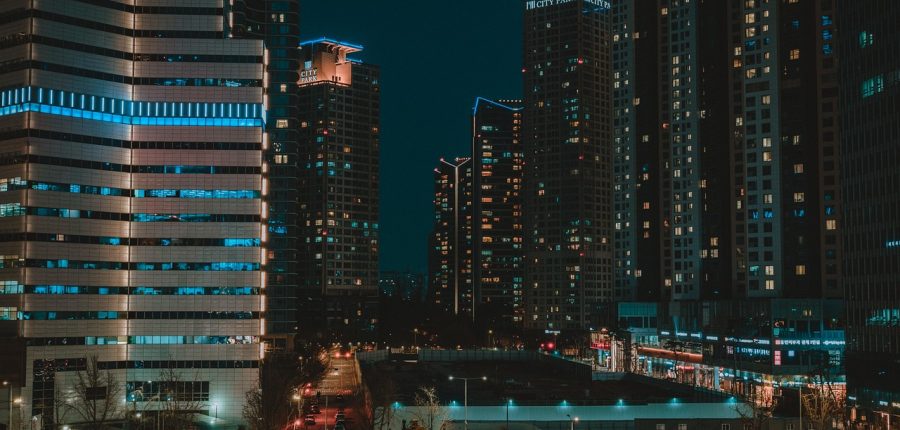 夜晚城市天台视角俯瞰街道车流，远处楼宇灯光连成一片，画面呈现影视分区的整体氛围